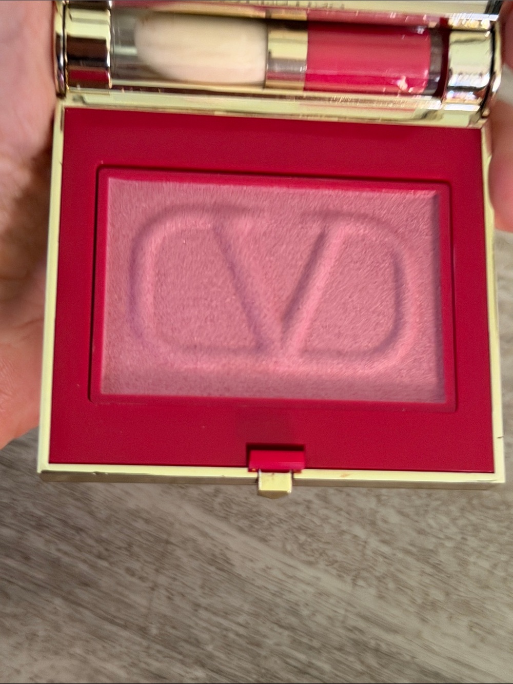 Valentino Red Enamel Compact eye2cheek dual blush and eye shadow 03 - Picture 3 of 4